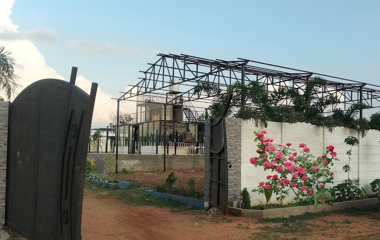 DK Farm House Features